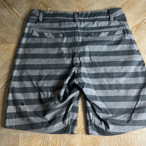 LULULEMON Grey Kahuna 2.0 Stripe Men’s Shorts 34 - Picture 3 of 9
